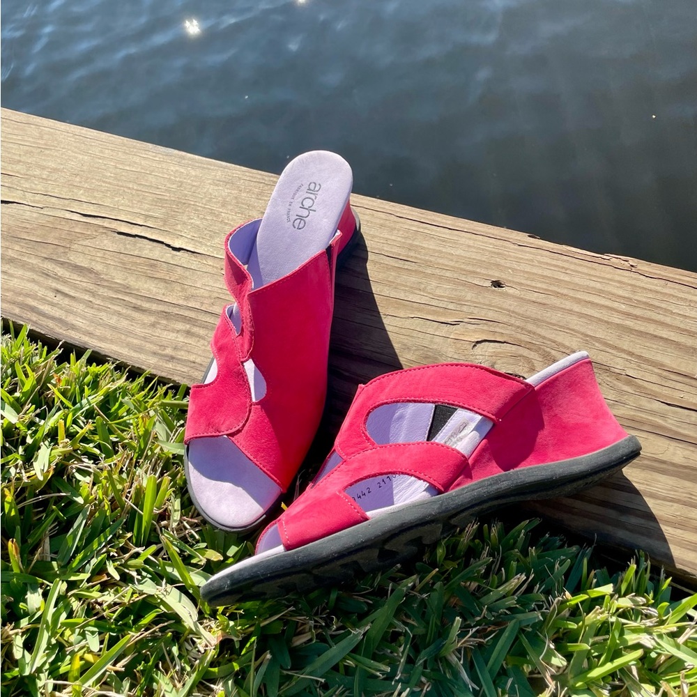 NWOT Arche Women’s 8-8.5 (EU 39) Fuchsia Wedge Sandal